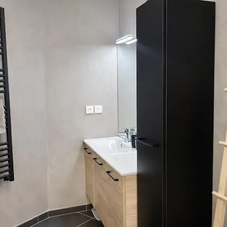 Moderne Et Spacieux 2 Chambres, Parking Prive Апартаменты *