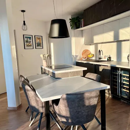 Moderne Et Spacieux 2 Chambres, Parking Prive