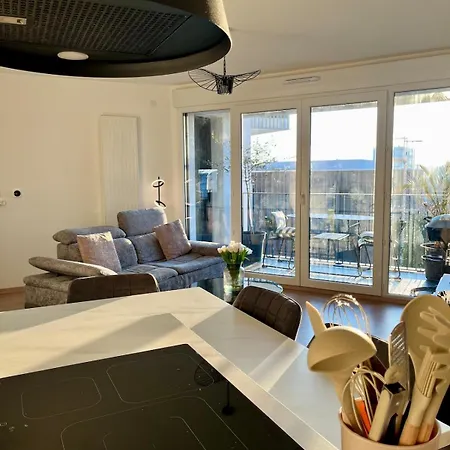 Moderne Et Spacieux 2 Chambres, Parking Prive Apartman