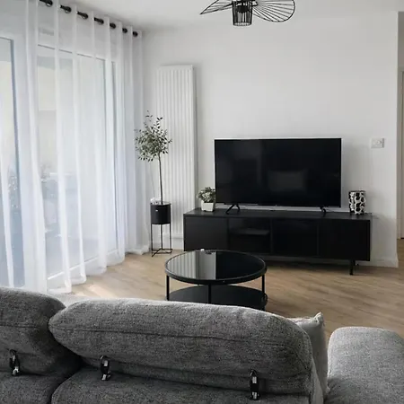 Moderne Et Spacieux 2 Chambres, Parking Prive